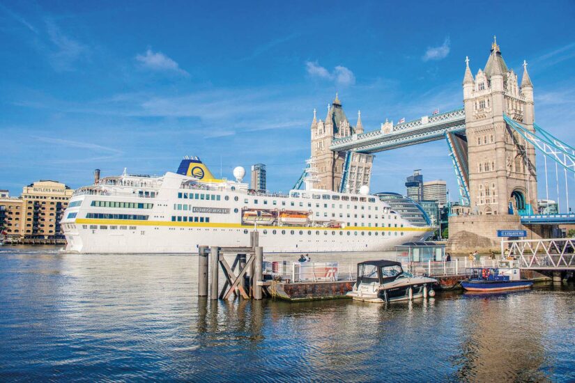 MS HAMBURG bei der Durchfahrt durch die Tower Bridge in London