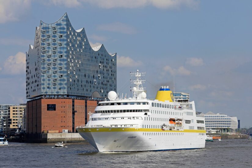 Bild MS HAMBURG vor der Elbphilharmonie Presse Mai 2023 Plantours Kreuzfahrten Schiffsbesichtigungen 2023