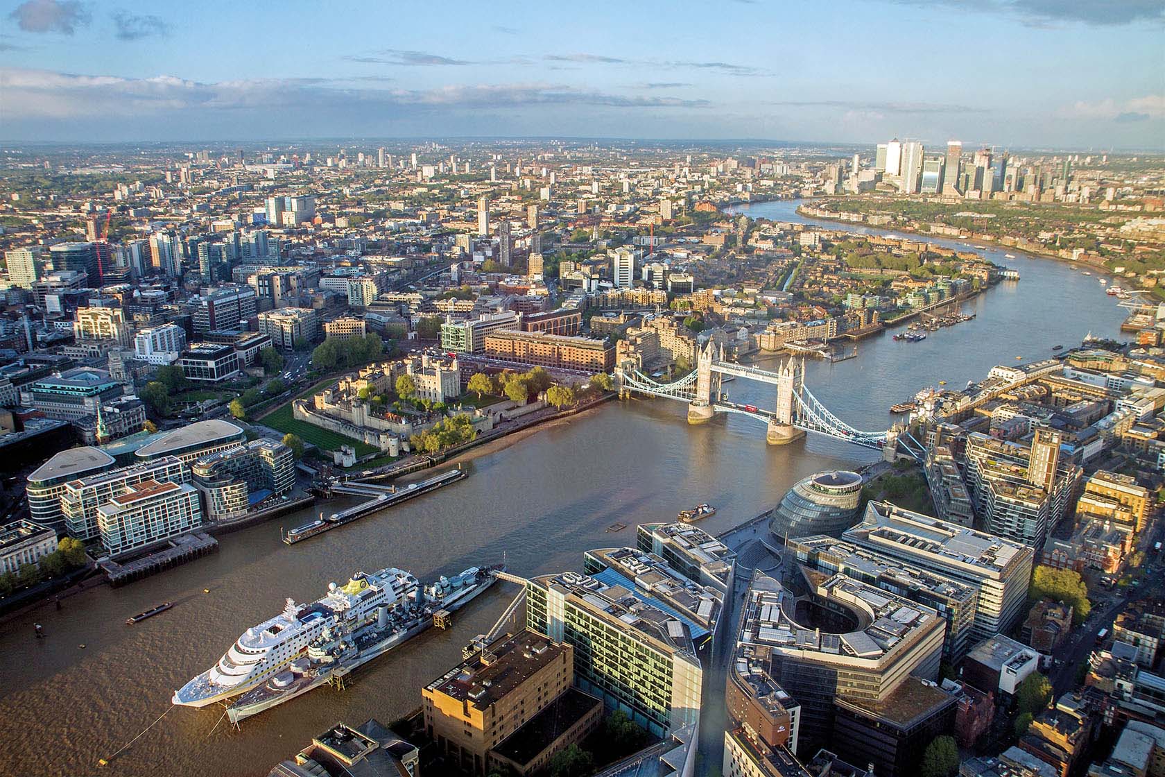 MS HAMBURG mit Liegeplatz neben der Tower Bridge im Herzen von London