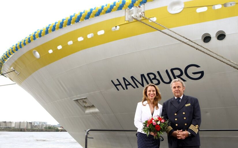 MS HAMBURG Taufe an der Überseebrücke