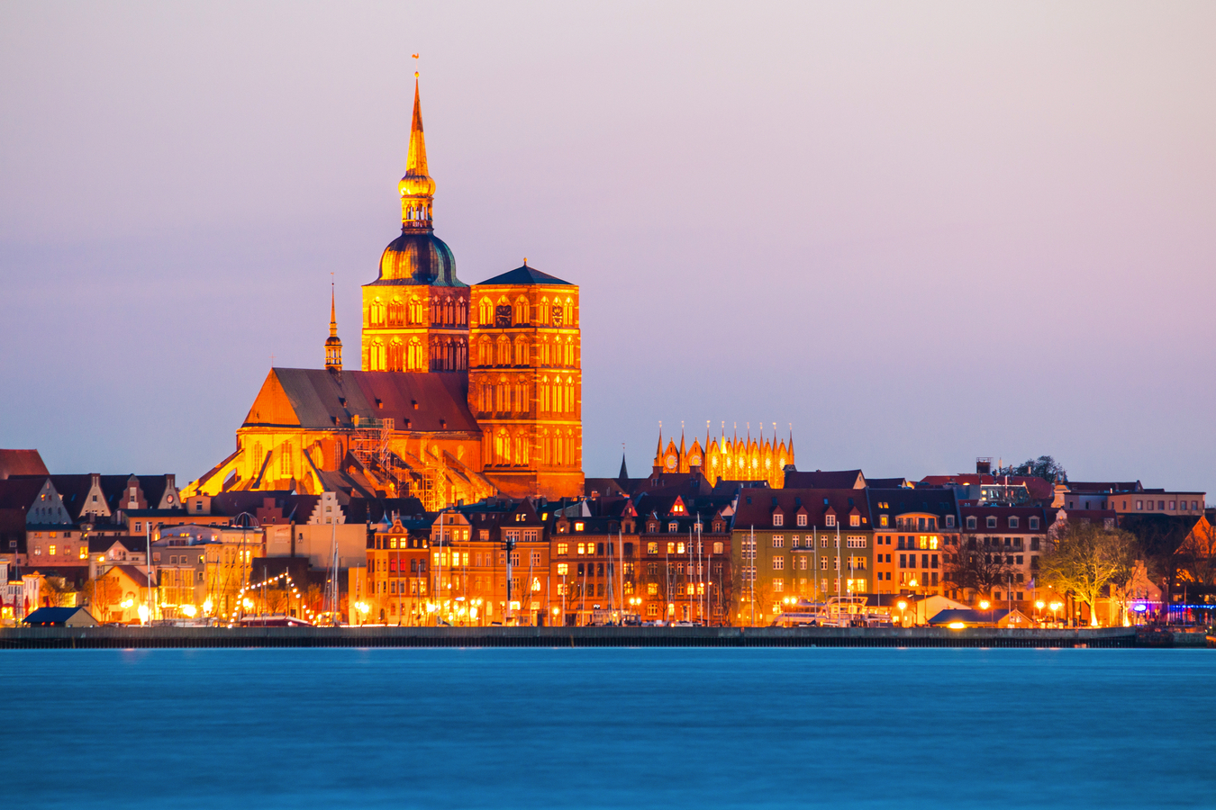 Panoramablick auf die Hansestadt Stralsund zur blauen Stunde in der Abenddämmerung