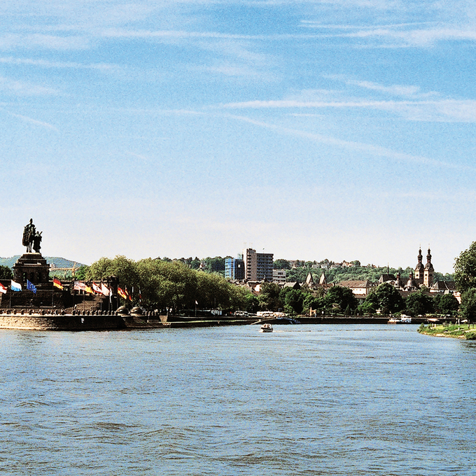 Rhein-Kurztour mit außergewöhnlichem Entertainment an Bord