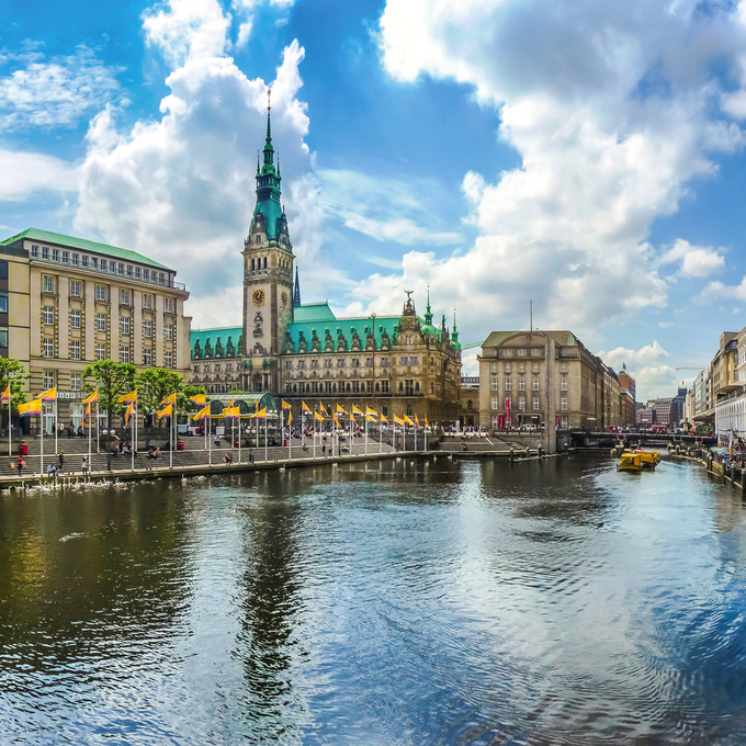 From port city to capital city – metropolis hopping on the Elbe